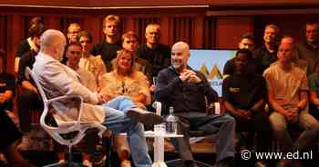 ‘Ook ik lig soms wakker met de vraag: krijg ik het nog wel op de rit’: Peter Bosz openhartig tijdens masterclass in Muziekgebouw