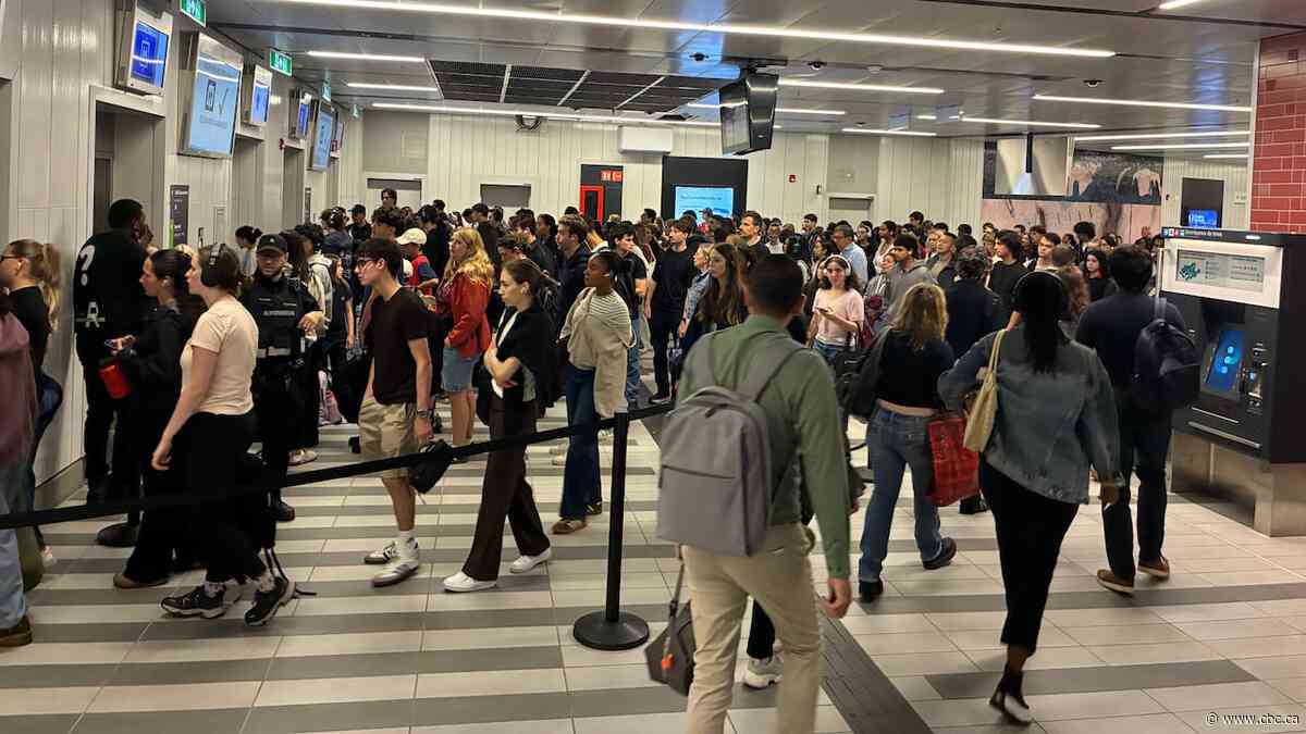 Montreal commuters stuck in long lines at Édouard-Montpetit REM station during back-to-school rush