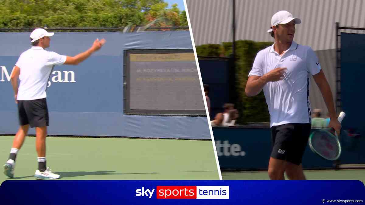 Do you want to play instead? Darderi throws racquet into the crowd!