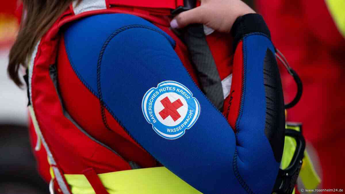Bis zur Hüfte eingesunken – Einsatzkräfte holen Person am Sylvenstein aus Schlick