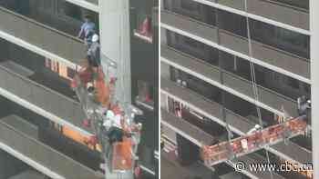 Video shows 2 workers escaping moving scaffold during thunderstorm