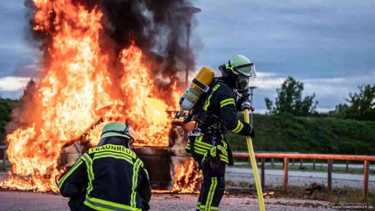 Zehnter Einsatz in vier Tagen – Feuerwehr Traunreut löscht Fahrzeugbrand