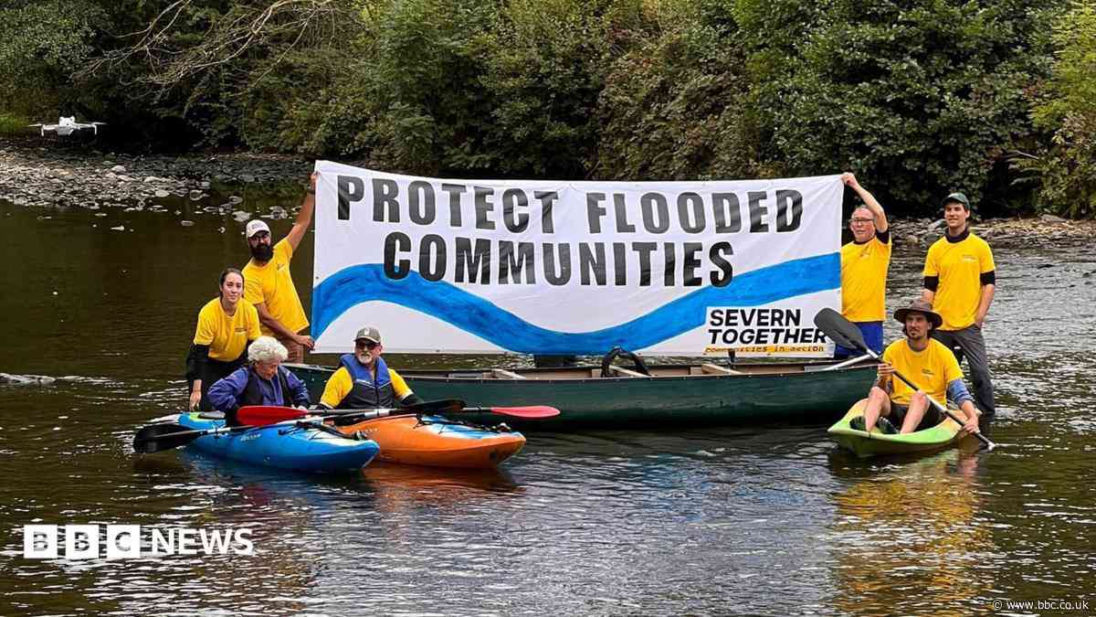 Campaigners paddle River Severn for flood action