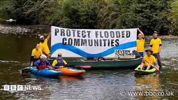 Campaigners paddle River Severn for flood action