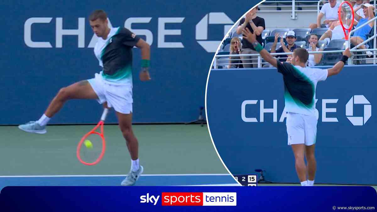 'Absolute crowd pleaser!' | Cobolli hits STUNNING tweener shot!