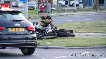 Auto en motorrijder botsen bij het Hoendiep