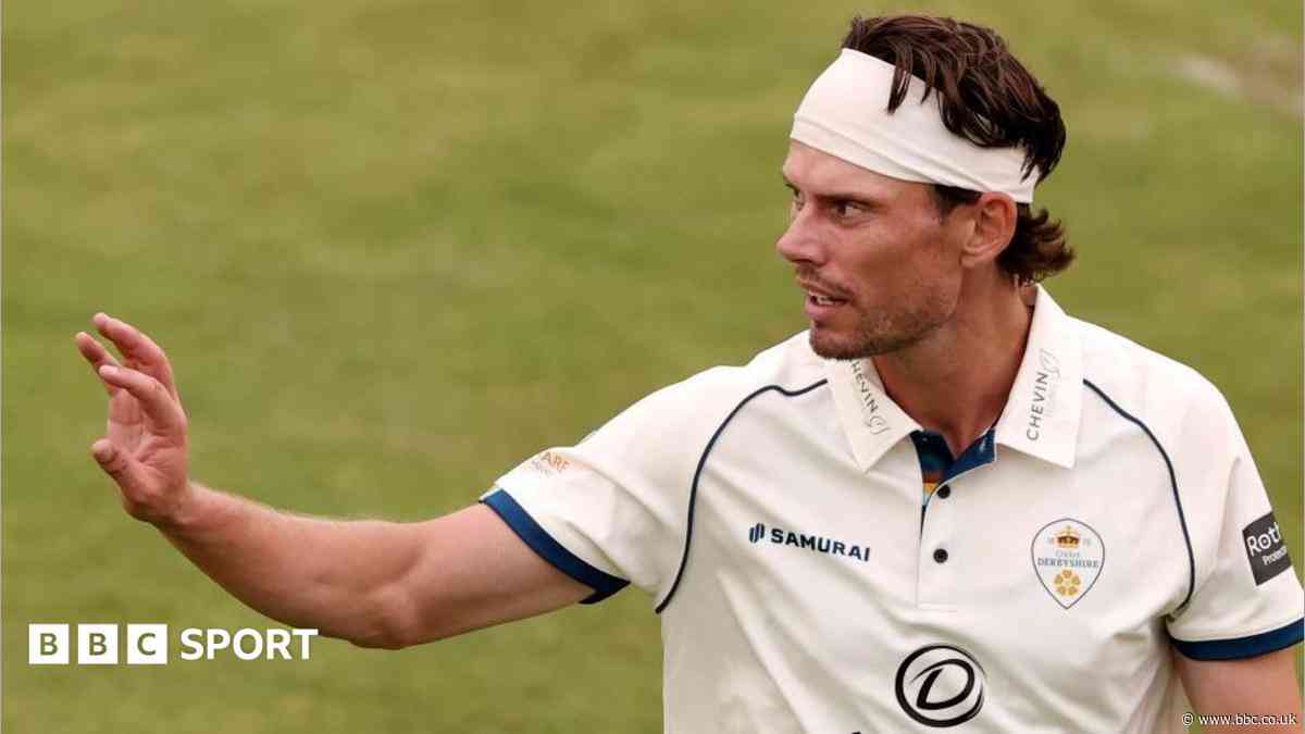 Dominant Derbyshire deepen Gloucestershire gloom