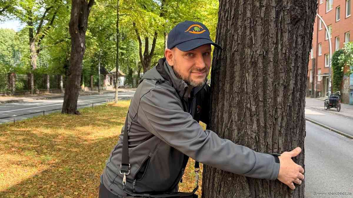 Dieser Mann umarmt an der Max-Brauer-Allee Bäume – mit gutem Grund