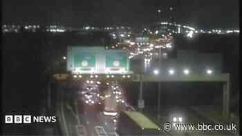 Dartford tunnel reopens after crane causes delays