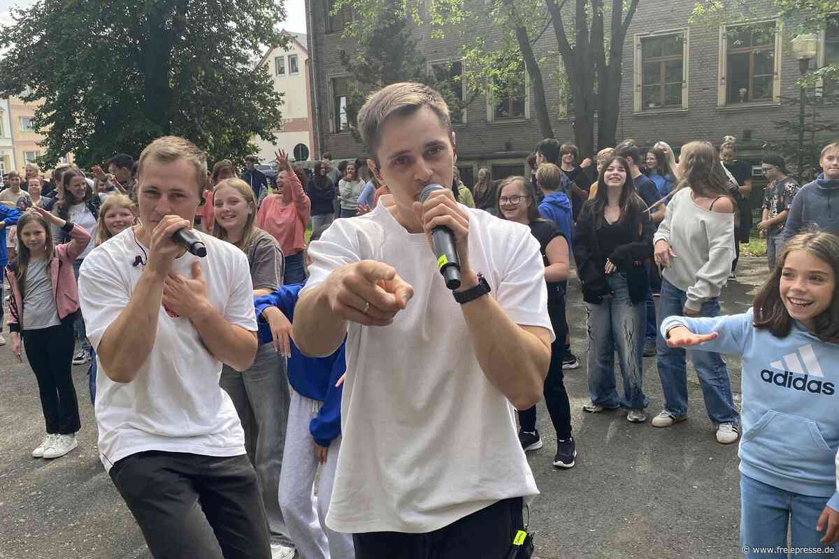 „Mittelfinger, so weit das Auge reicht“: Die Tiede-Brothers rappen das Futurum Mylau