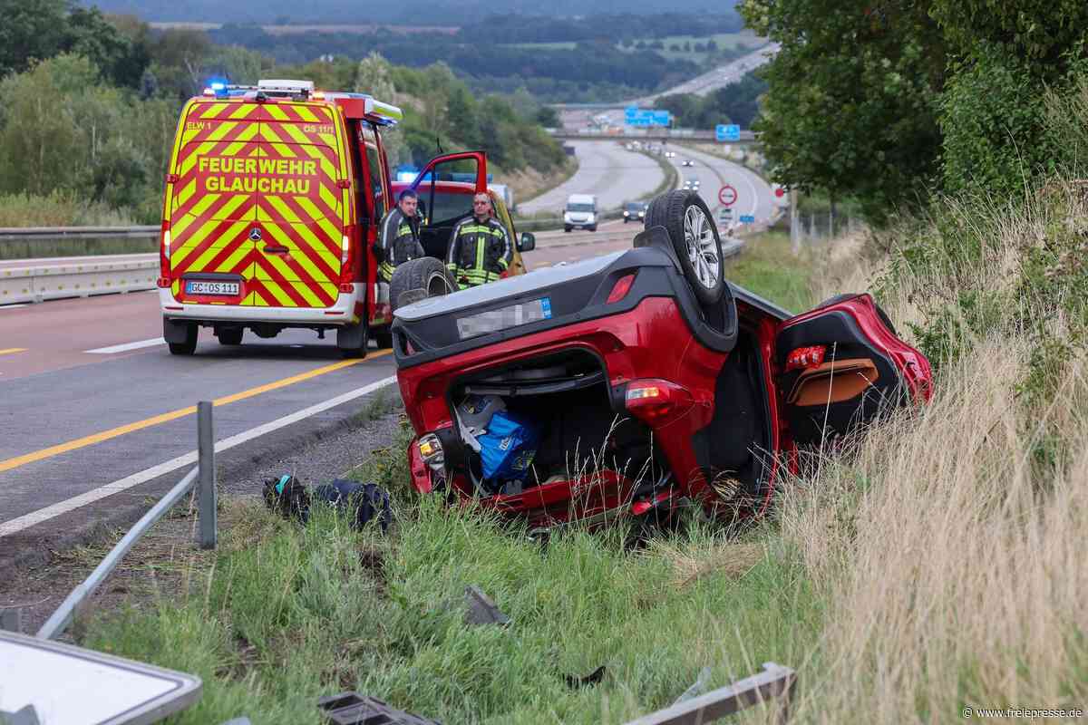 Unfall auf der A 4 bei Glauchau: Dacia landet auf Dach – Rettungshubschrauber im Einsatz
