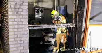 Tandartspraktijk zwaar beschadigd door brand in Tiel, flatbewoners naar buiten