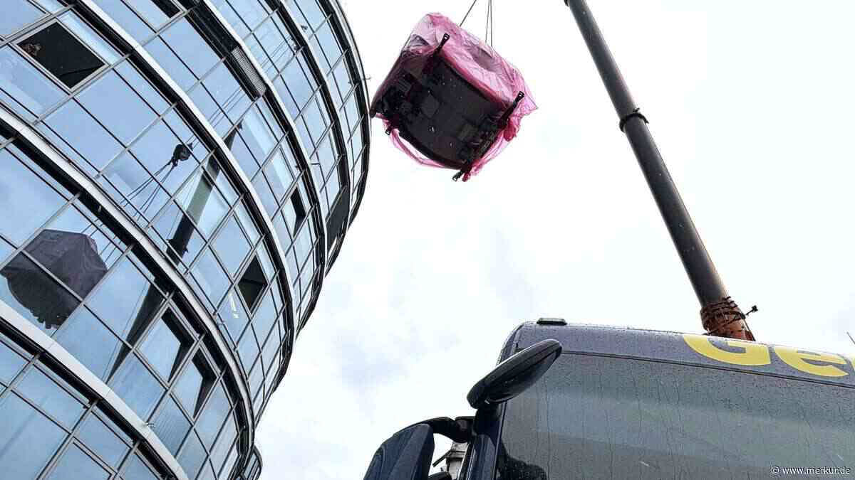 Schwergewicht am Haken: Vier Tonnen schweres MRT schwebt per Kran in Ottobrunner Radiologie