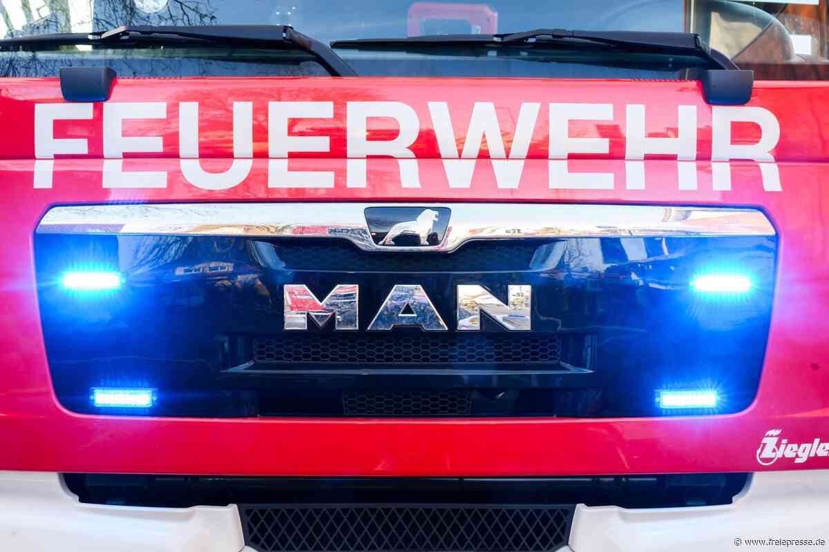 Feuerwehr löscht brennendes Auto in Plauen
