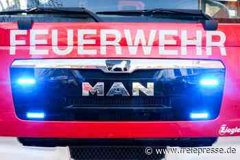 Feuerwehr löscht brennendes Auto in Plauen