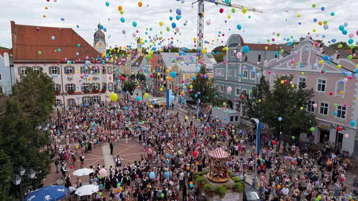 1400 Kinder ziehen zum Erdinger Herbstfest – und lassen Luftballons steigen