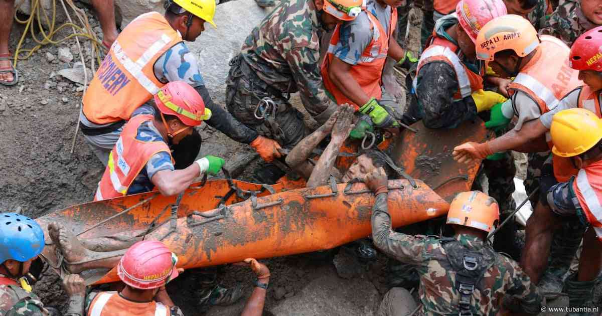 Twee personen levend gered uit tunnel, 9 dagen na overstromingen in Nepal, tientallen mensen nog vast