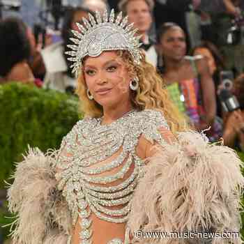 Beyonc&eacute; celebrates birthday by releasing deluxe edition of B'Day album