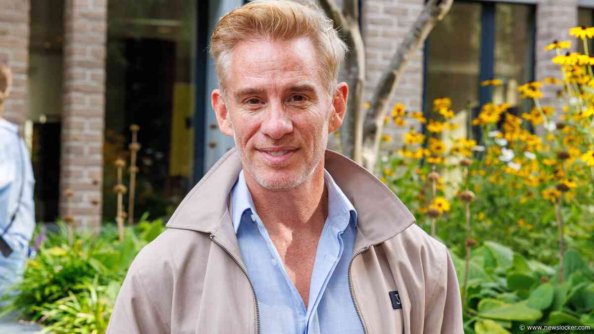 Art Rooijakkers (50) vreesde dat hij nooit meer kon presenteren: ’Stemproblemen hebben leven veranderd’