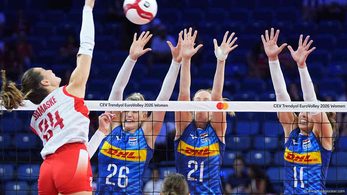 Bondscoach Oranje-volleybalsters wisselt zich suf om EK-uitschakeling te voorkomen: ’Dit doet pijn’