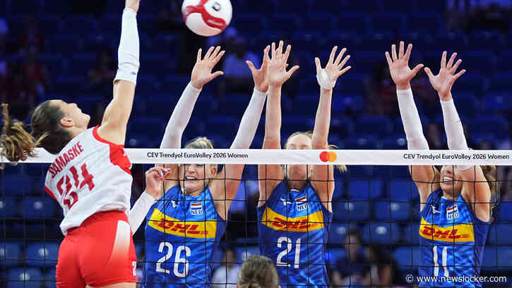 Bondscoach Oranje-volleybalsters wisselt zich suf om EK-uitschakeling te voorkomen: ’Dit doet pijn’