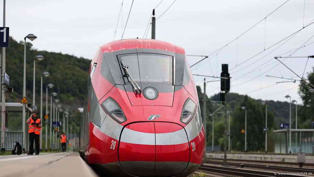 „Roter Pfeil“ rast durch Bayern – was hat es mit dem Luxus-Schnellzug auf sich?