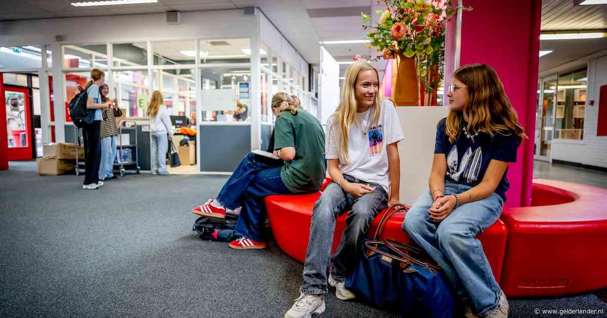 Op deze middelbare school mogen leerlingen geen trainingspak aan: ‘Houden de straatcultuur buiten school’