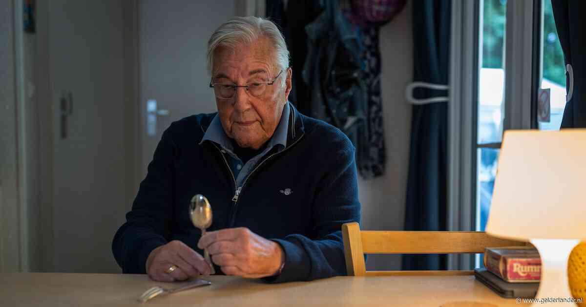 Als klein jongetje kreeg Jan in 1944 een vork en lepel van mevrouw Van Weel, nu zoekt hij haar familie