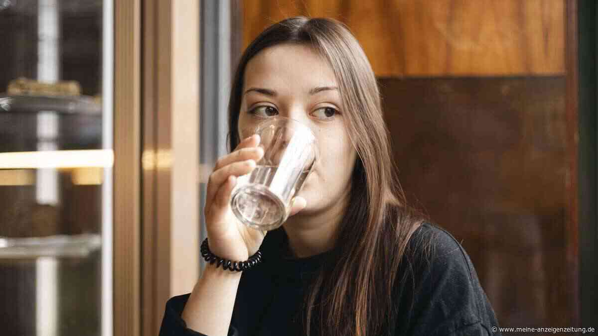 Wasser trinken vor dem Essen? Neue Studie räumt mit hartnäckigem Ernährungsmythos auf
