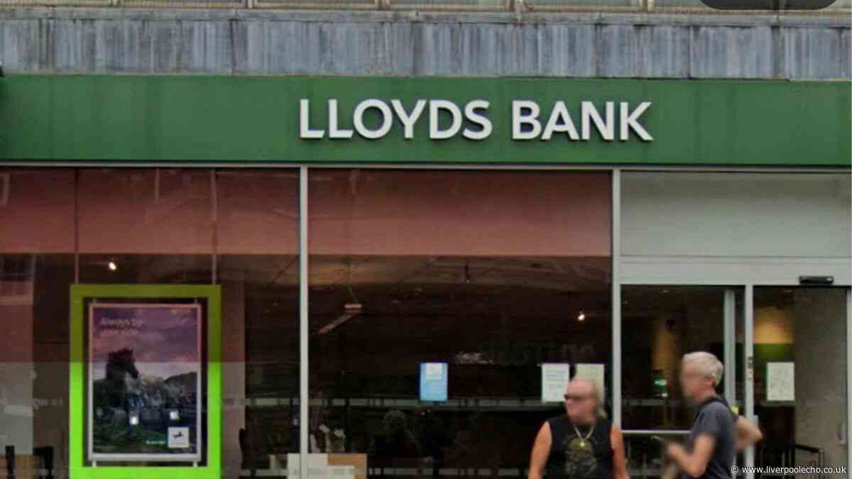 Lloyds Bank shares guidance over shopping offer available to mobile app users
