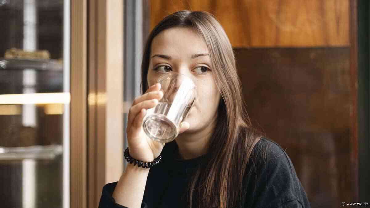 Wasser trinken vor dem Essen? Neue Studie räumt mit hartnäckigem Ernährungsmythos auf