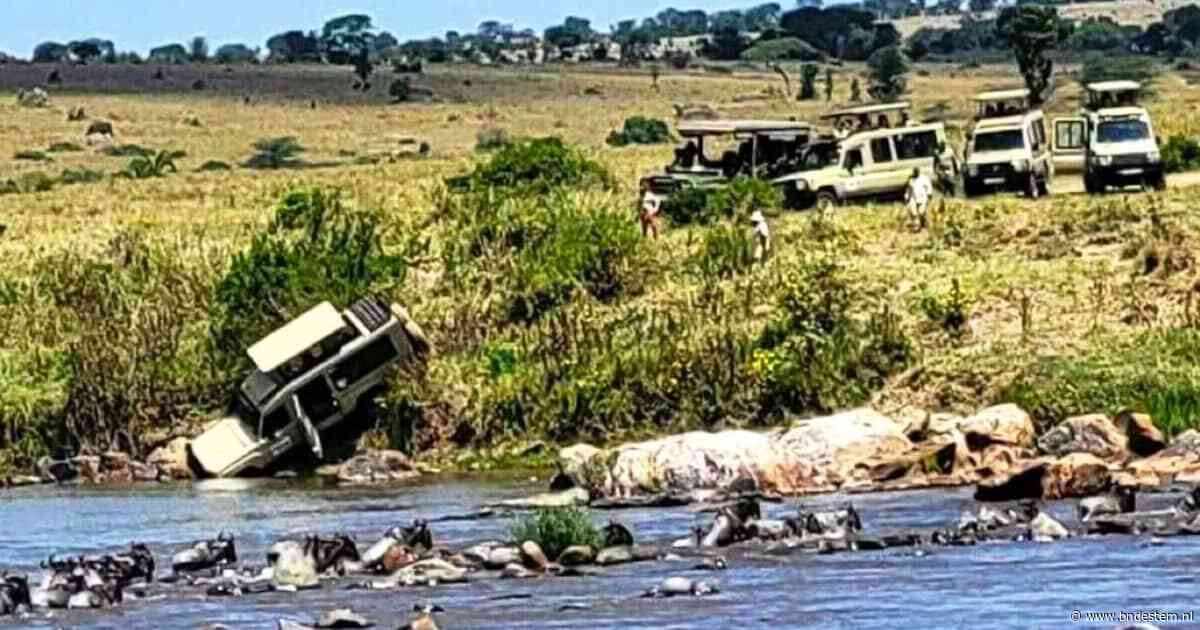 Safari gaat mis in Tanzania: jeep met toeristen crasht bij rivier vol krokodillen