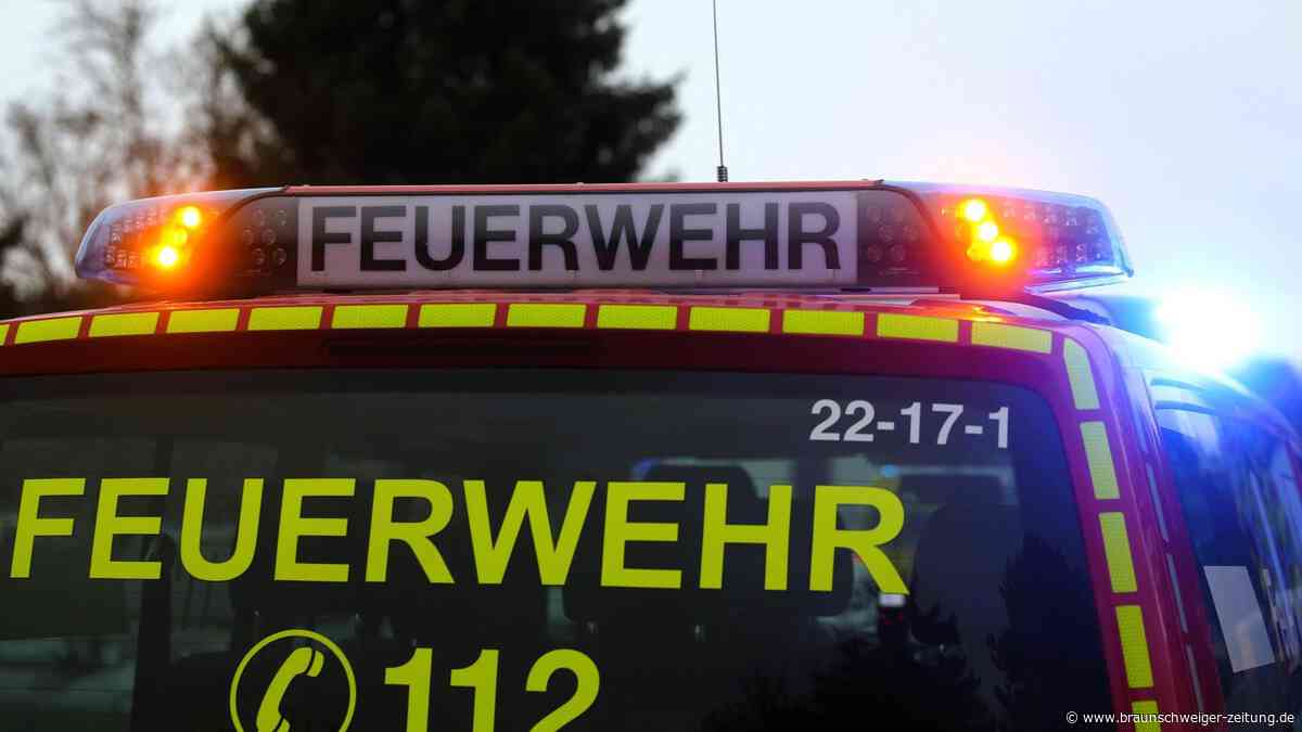 Großeinsatz in Braunschweig: Einfamilienhaus brennt, Feuerwehrmann verletzt