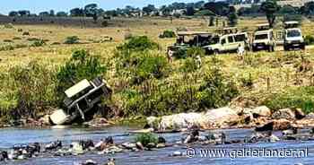 Safari gaat mis in Tanzania: jeep met toeristen crasht bij rivier vol krokodillen