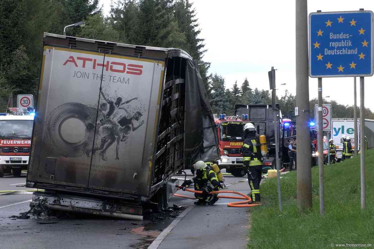 Feuerwehreinsatz am Grenzübergang Reitzenhain: Lkw-Auflieger auf B 174 in Brand