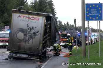 Feuerwehreinsatz am Grenzübergang Reitzenhain: Lkw-Auflieger auf B 174 in Brand