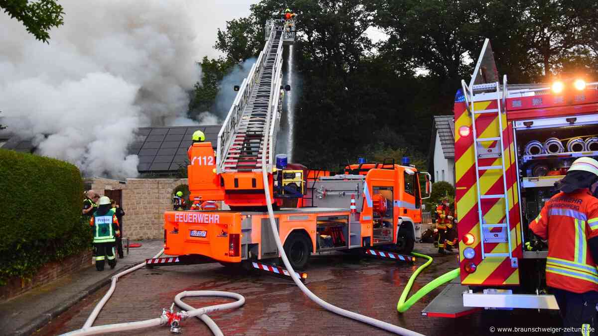 Großeinsatz in Braunschweig: Einfamilienhaus brennt, zwei Feuerwehrkräfte verletzt