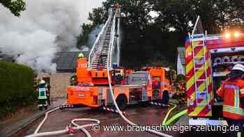 Großeinsatz in Braunschweig: Einfamilienhaus brennt, zwei Feuerwehrkräfte verletzt