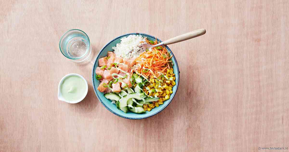 Wat Eten We Vandaag: Rijstbowl met gemarineerde sriracha-mayo zalm en gebakken mais