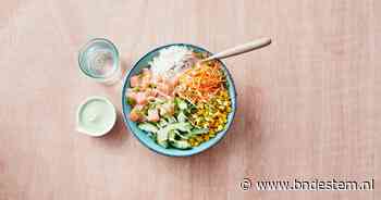 Wat Eten We Vandaag: Rijstbowl met gemarineerde sriracha-mayo zalm en gebakken mais