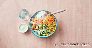 Wat Eten We Vandaag: Rijstbowl met gemarineerde sriracha-mayo zalm en gebakken mais