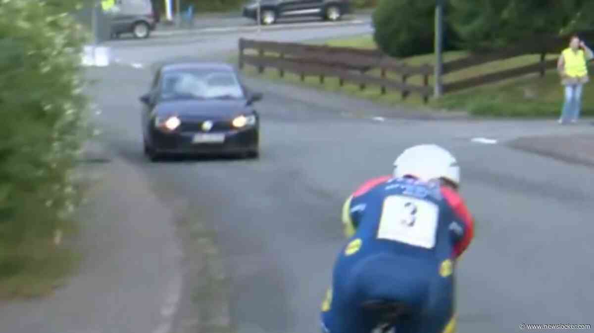 Auto rijdt tijdens tijdrit recht op wielrenner af, die later nog een keer vol in de remmen moet