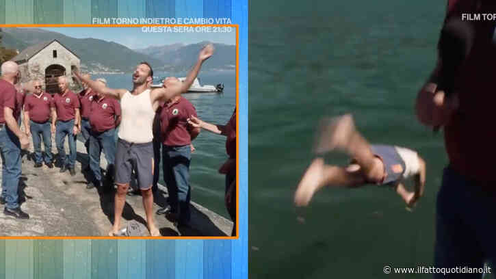 Mario Acampa si spoglia e si tuffa nel Lago di Como durante il collegamento con “Camper”: “Saluto con una sfida, mi butto in acqua. Esperienza pazzesca”