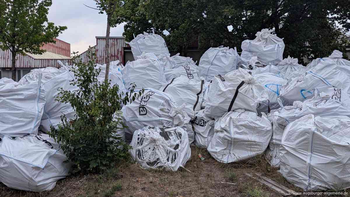 Geheimnis um weiße Säcke neben Augsburger Schule: Anwohner haben Angst vor Umweltskandal