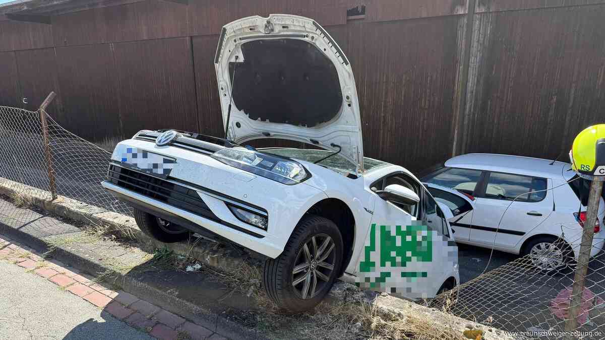 Auto stürzt in Helmstedt eine Mauer hinab – Fahrerin allein beteiligt