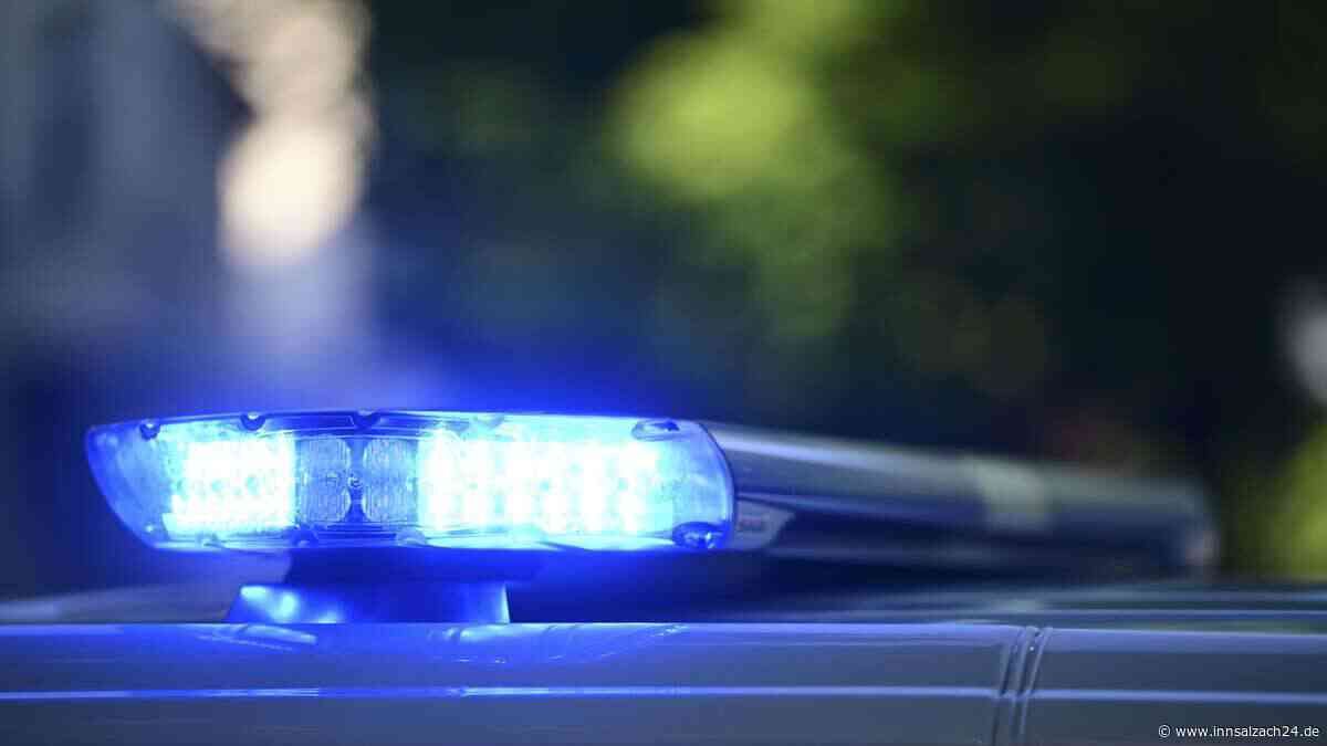Autofahrer beschädigt Verkehrsschild in Burghausen und flüchtet - Polizei sucht nach Zeugen