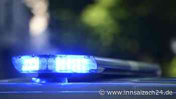 Autofahrer beschädigt Verkehrsschild in Burghausen und flüchtet - Polizei sucht nach Zeugen