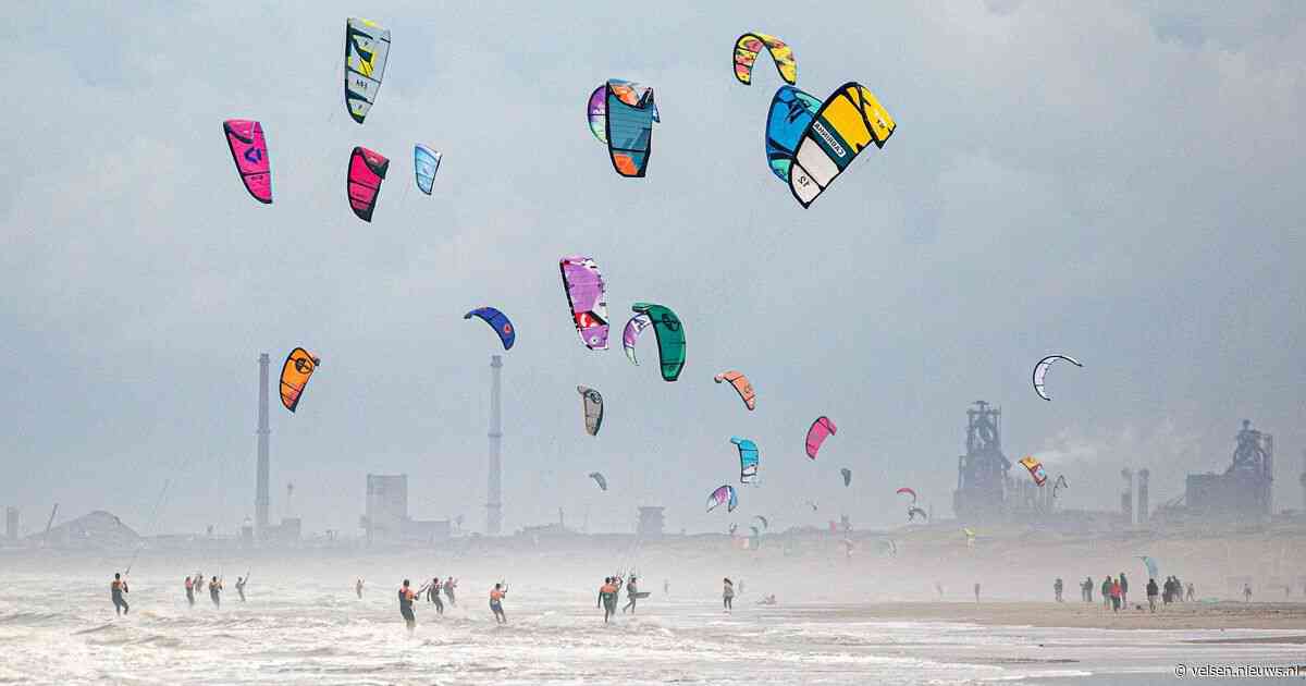 Honderden kitesurfers trotseren Noordzee en surfen tonnen bij elkaar voor Hartstichting  tijdens Hoek tot Helder