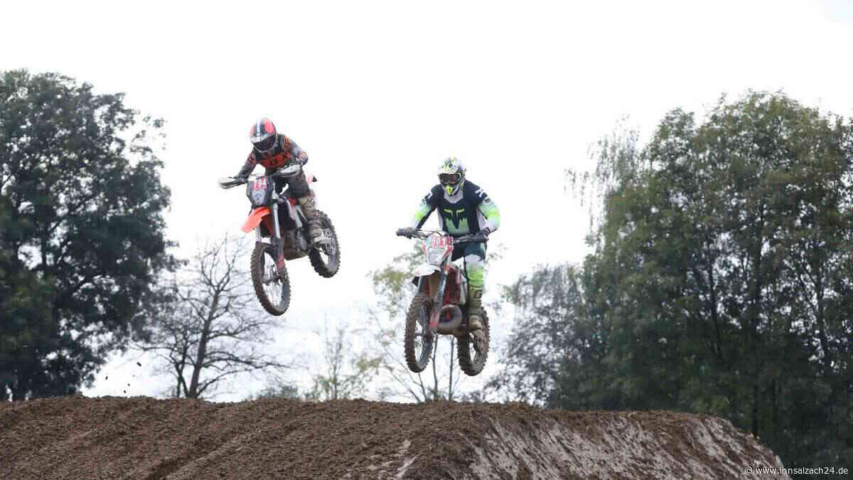 Helm auf, Motor an: Beim Ackercross verwandelt sich Schönberg in eine Motocross-Arena