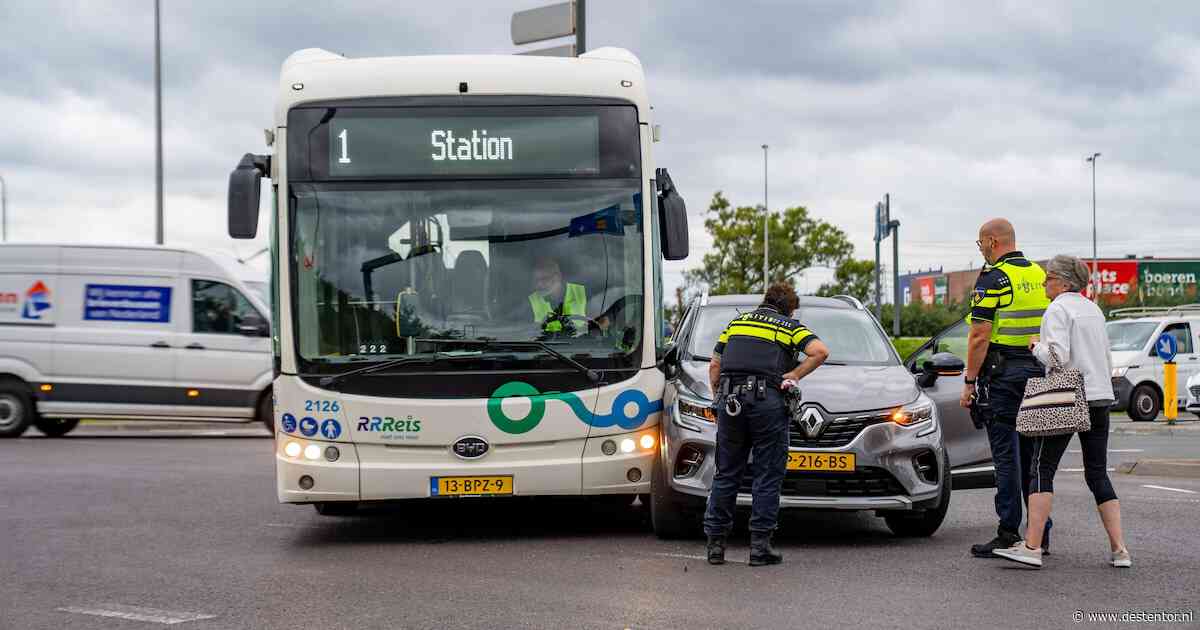 Auto botst tegen lijnbus op Deventer kruispunt De Knoop